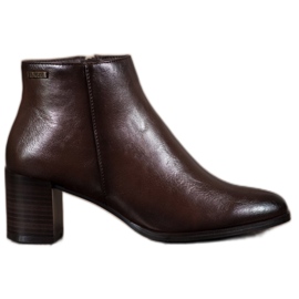 Botas em um post VINCEZA marrom