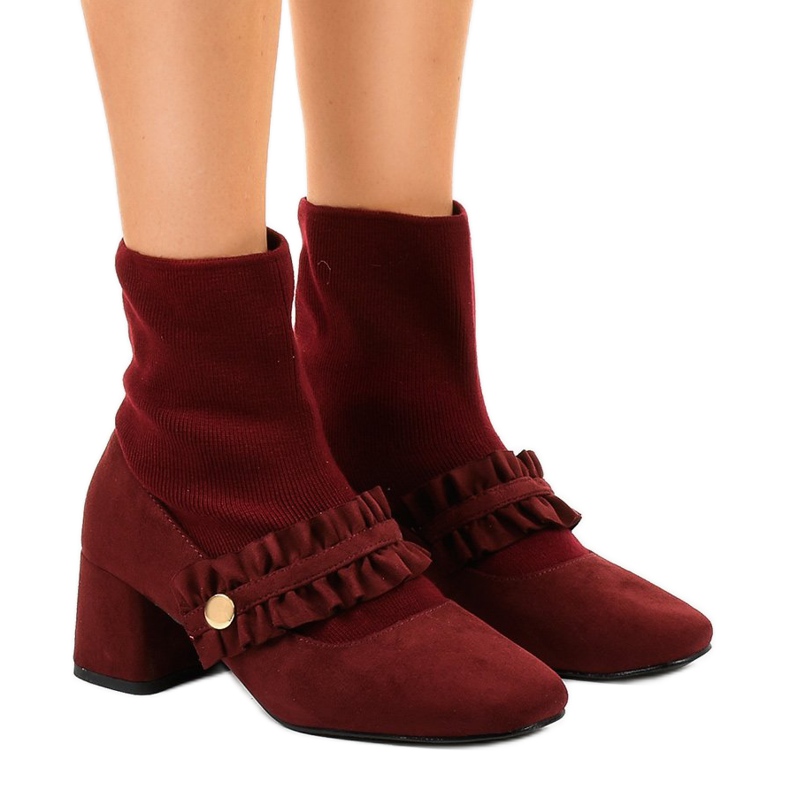 Bombas de veludo vermelho na coluna JM8118Y