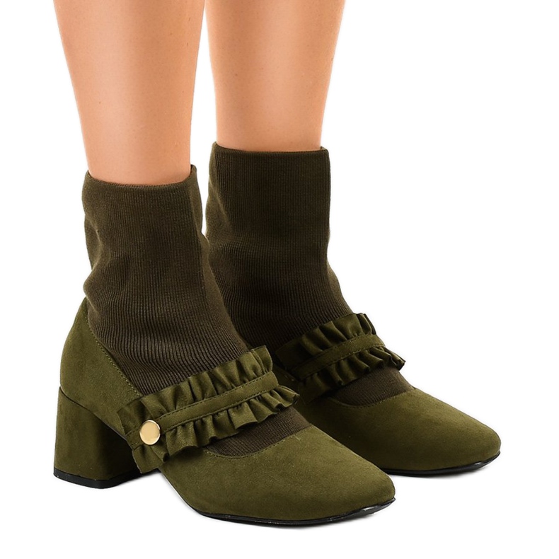 Bombas de veludo verde na coluna JM8118Y