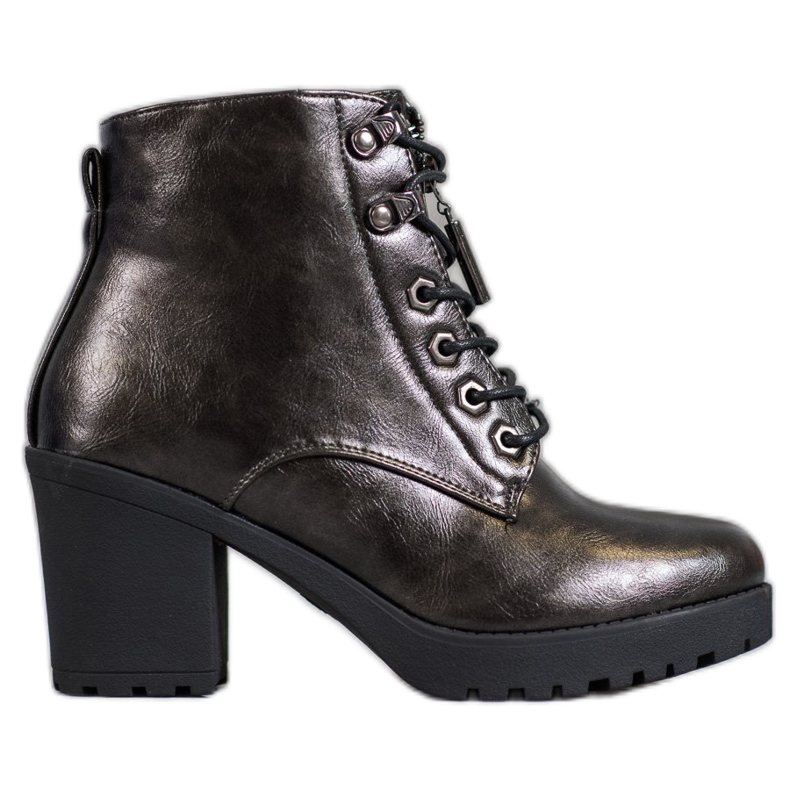 M.Daszyński Botas metálicas em um poste cinza