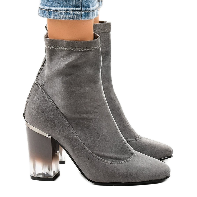 Botas de camurça cinza no poste H8-93