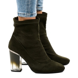 Botins de camurça verde no poste H8-93