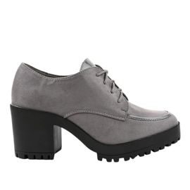 Botas cinza no post maciço HQ651