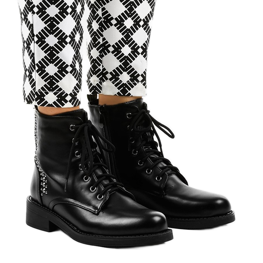 botas pretas com tachas