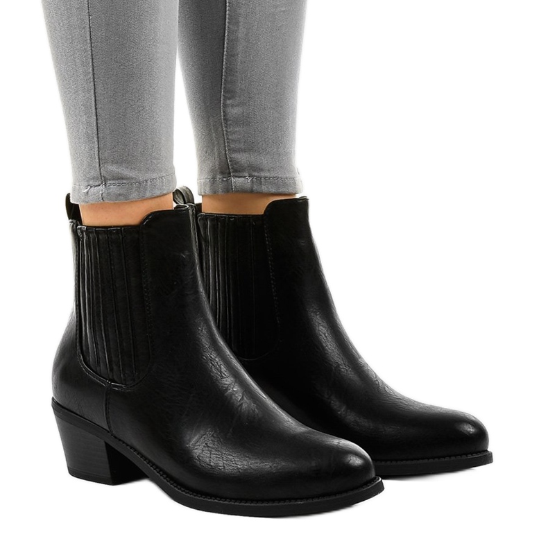 Botins pretos no posto TX-3200