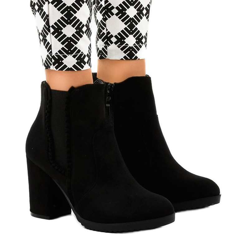 Botins de camurça preta no poste A-762 preto