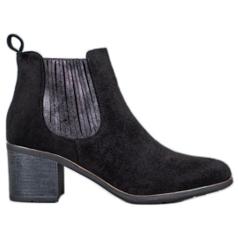 Filippo Botas em uma postagem preto