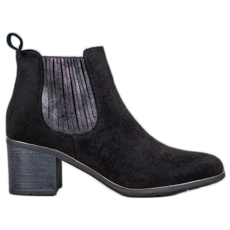 Filippo Botas em uma postagem preto