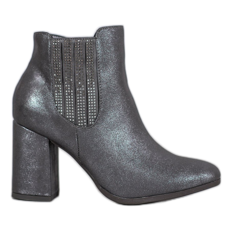 Kylie Botas elegantes em uma postagem cinza