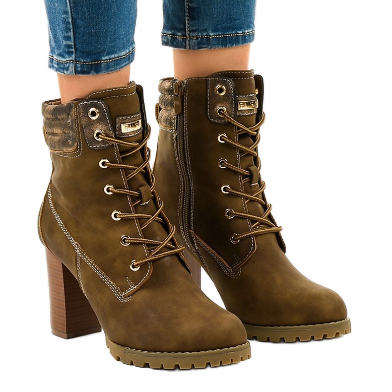 Botas de cano altas verdes na postagem 878-GA