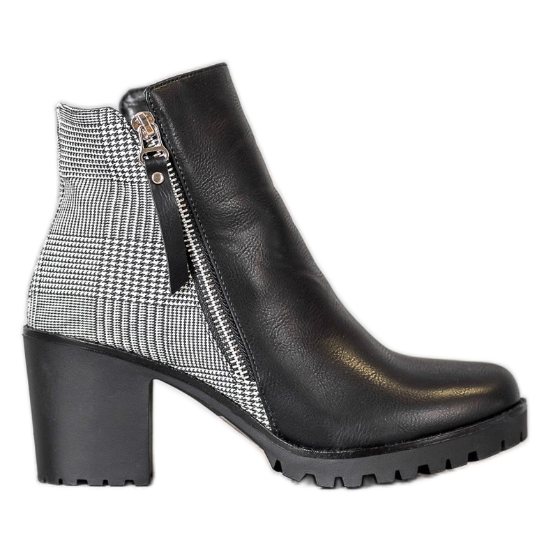 Filippo Botas em uma postagem preto