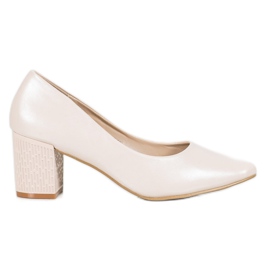 Goodin Bombas em um pilar marrom