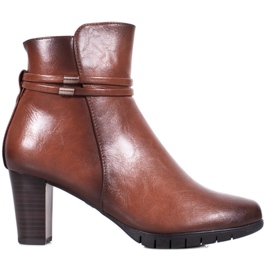 Botas clássicas em uma postagem marrom