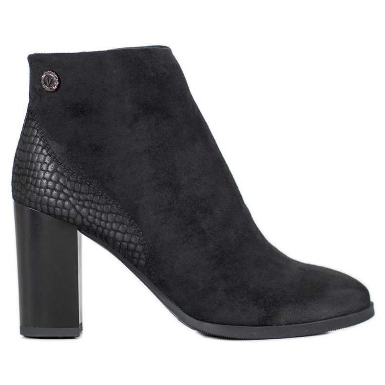 Goodin Botas em uma postagem preto