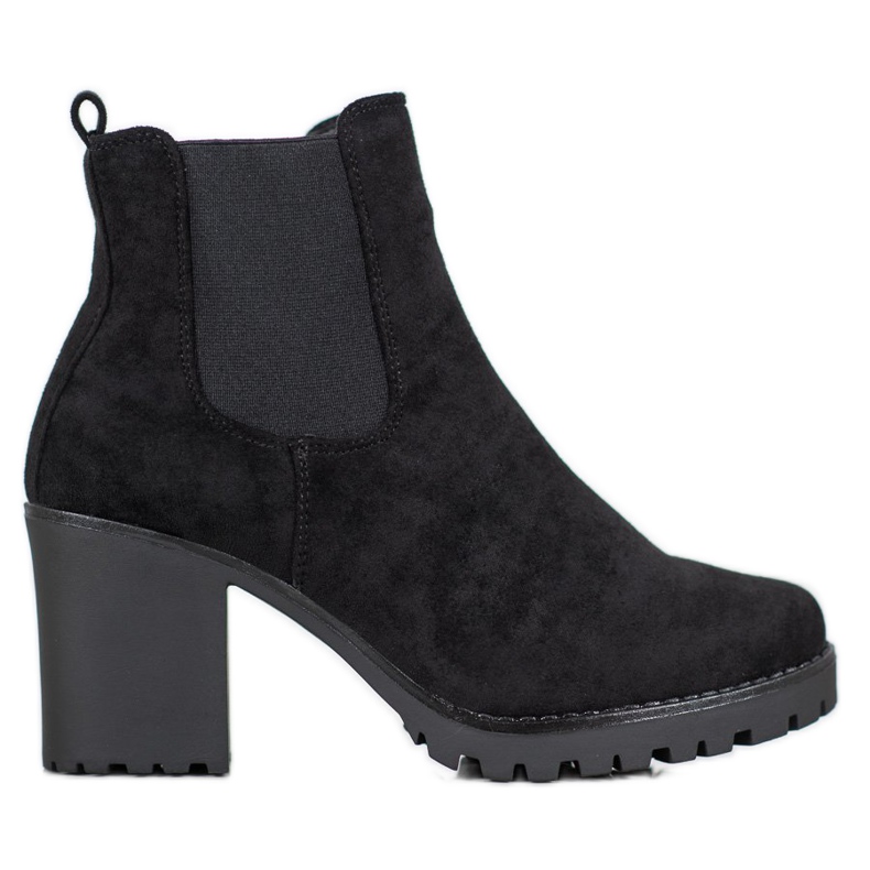 Queentina Chelsea Boots em um bar preto
