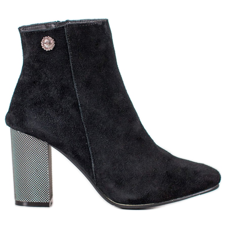 Goodin Botas de couro em um pilar preto