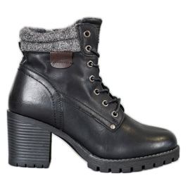 SHELOVET Botas amarradas em um poste preto