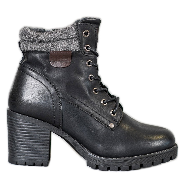 SHELOVET Botas amarradas em um poste preto