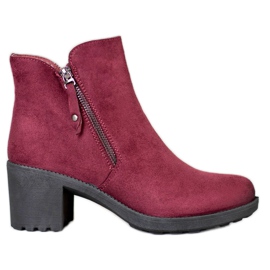 Diamantique Botas casuais em uma postagem vermelho