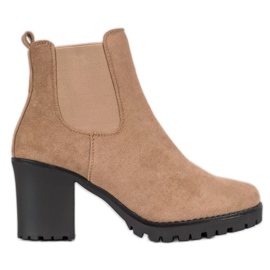 Queentina Chelsea Boots em um bar marrom