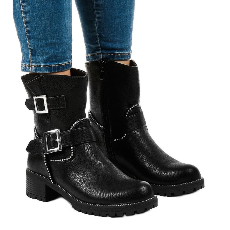 Botins pretos com fivela A-339