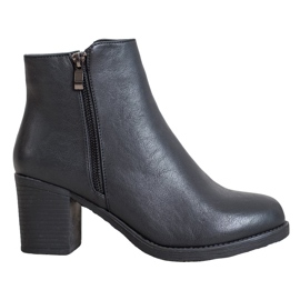 J. Star Botas quentes no poste preto