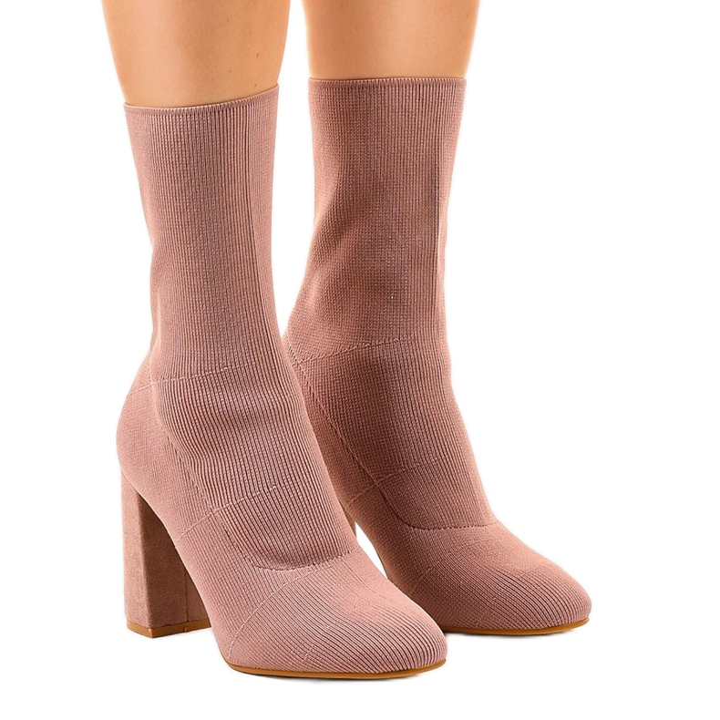 Botas rosa na postagem do QQ08 Botas rosa na postagem do QQ08