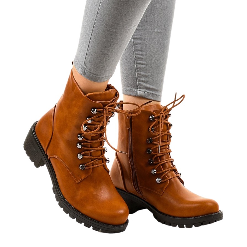 Botas militares isoladas marrons K-9922 castanho