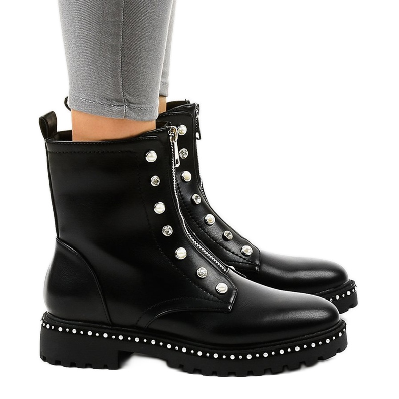 Botas pretas isoladas decoradas com 16047-73A preto