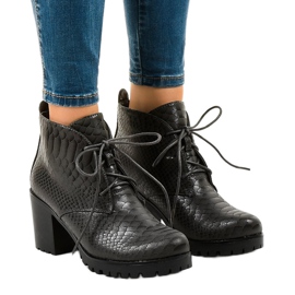 Botas de tornozelo cinza com atacadores no poste TL-24