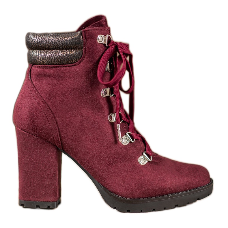 Sweet Shoes Botas amarradas em um poste vermelho Sweet Shoes Botas amarradas em um poste vermelho