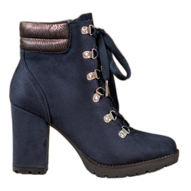 Sweet Shoes Botas amarradas em um poste azul