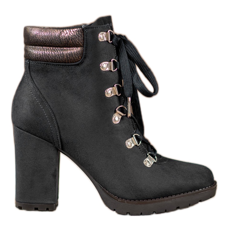 Sweet Shoes Botas amarradas em um poste preto