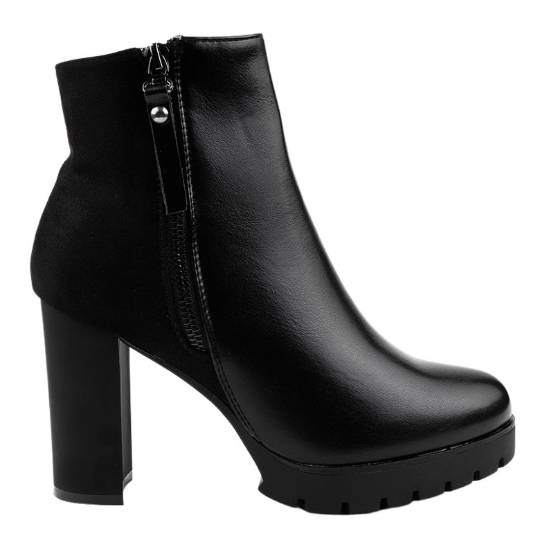 Botas pretas no poste isolado BK-18 preto Botas pretas no poste isolado BK-18 preto