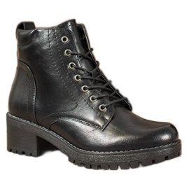 Filippo Caçadores na plataforma preto