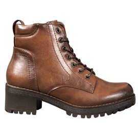 Filippo Caçadores na plataforma marrom