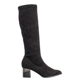 Aclys Botas em um pilar preto