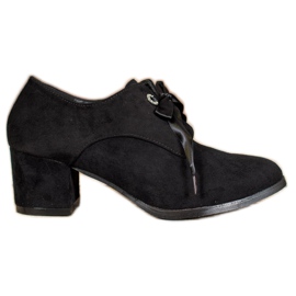 SHELOVET Bombas amarradas em um pilar preto SHELOVET Bombas amarradas em um pilar preto