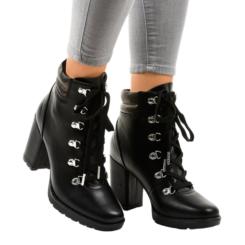 Botas trapezoidais pretas no poste 8992-PU preto