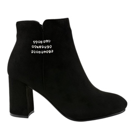 Botas pretas isoladas na coluna 7505-GA preto
