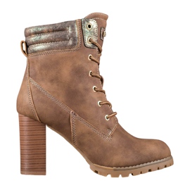 SDS Botas amarradas em um poste marrom