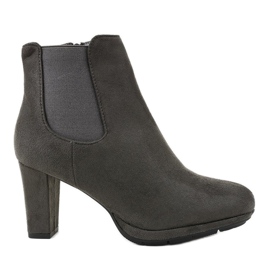 Botas cinza no poste F156-2