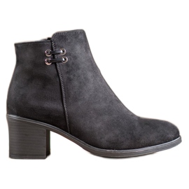 Clowse Botas pretas em um poste preto