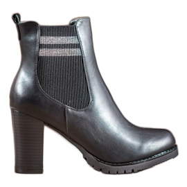 SHELOVET Botas pretas em um poste preto