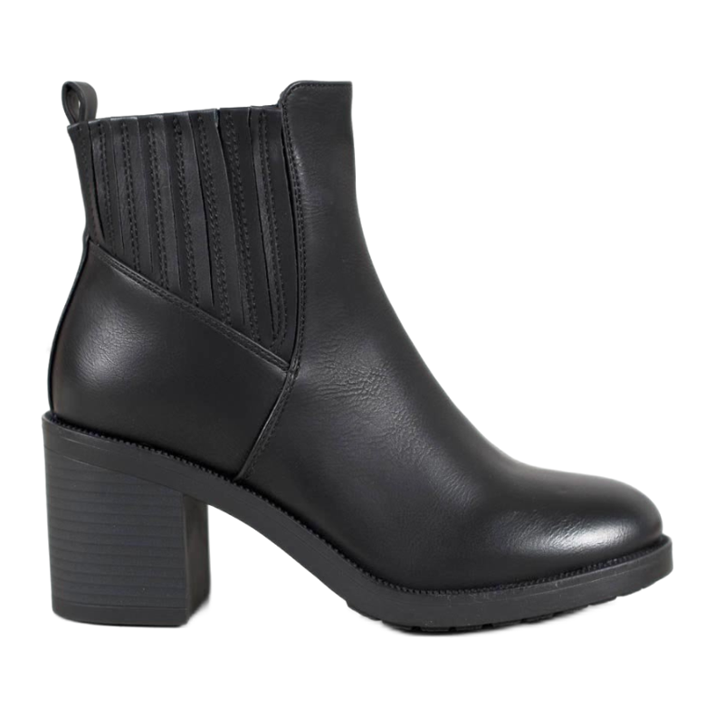 Botas casuais em uma postagem preto