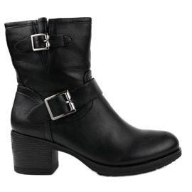 Botas pretas no poste isolado C227-2 preto