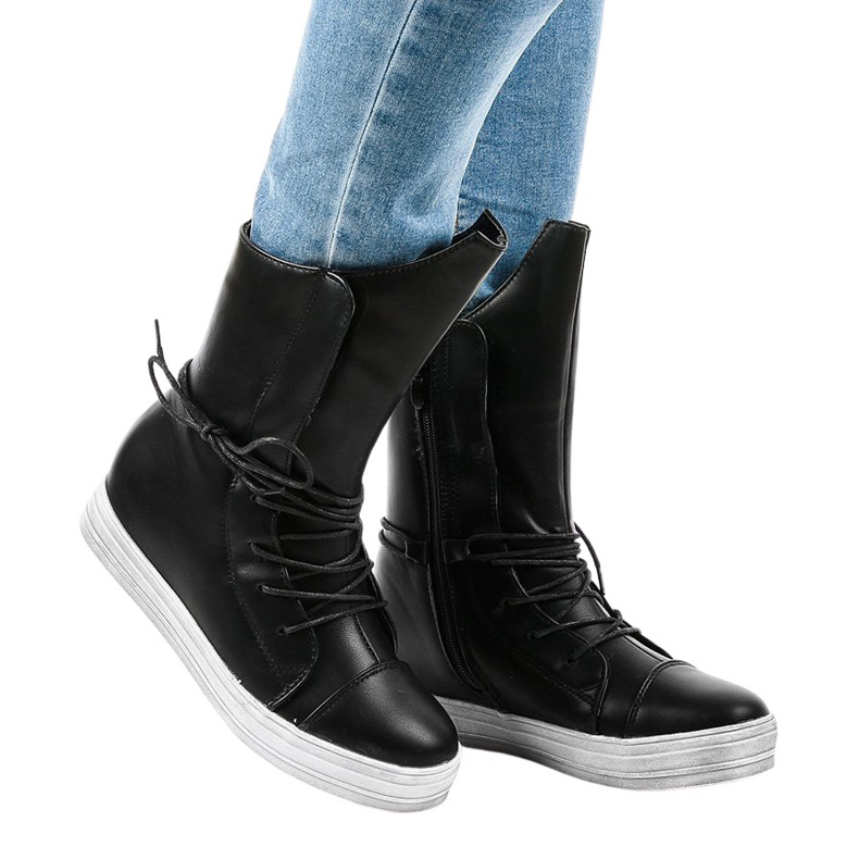 Tênis preto, botas isoladas HX5187-3