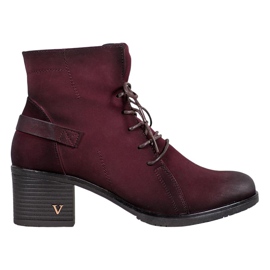Botas amarradas no poste VINCEZA vermelho