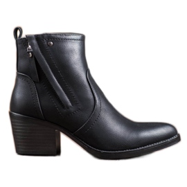 J. Star Botas confortáveis ​​em um poste preto