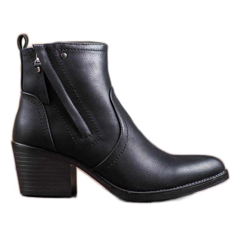 J. Star Botas confortáveis ​​em um poste preto